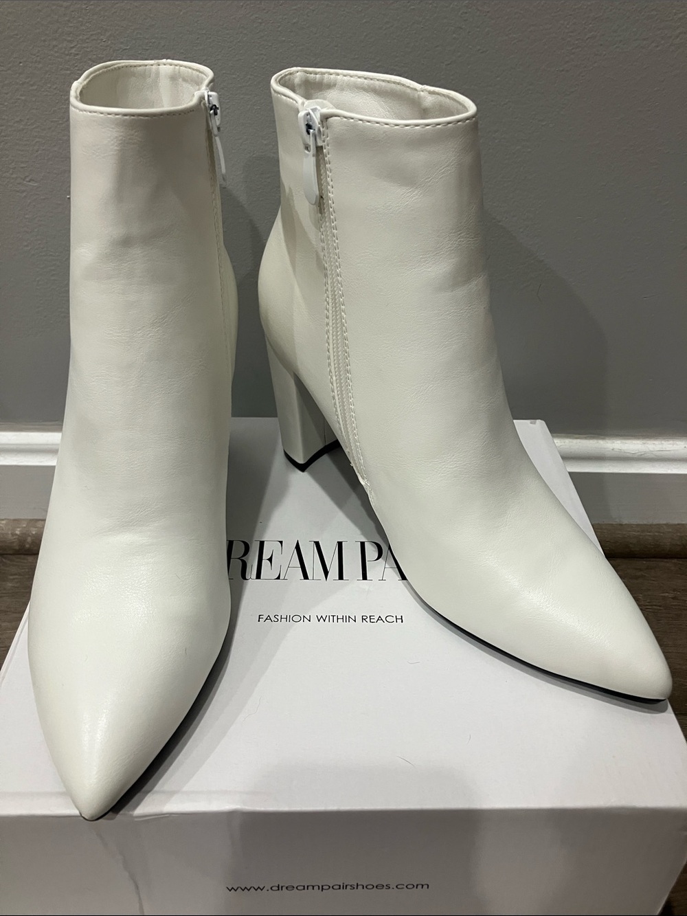 NIB, Women's White Pointed Toe Ankle Boots from Dream Pairs, Size 8.5